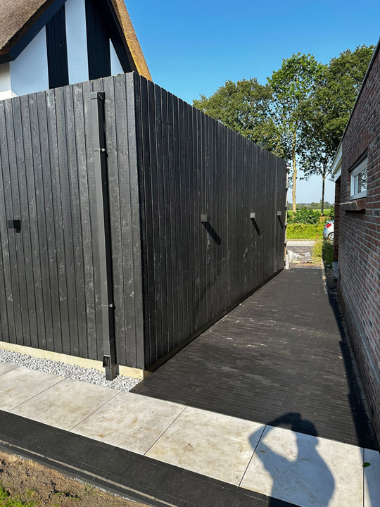 Schutting-plaatsen-zwart-hout